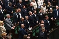 Teraz posłowie Korony wstają, kiedy każą wstać!