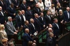 Teraz posłowie Korony wstają, kiedy każą wstać!